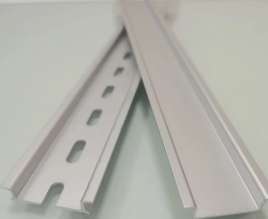 Raccordi per corrimano DIN standard in alluminio con profilo a U con scanalatura personalizzata industriale da 35 mm